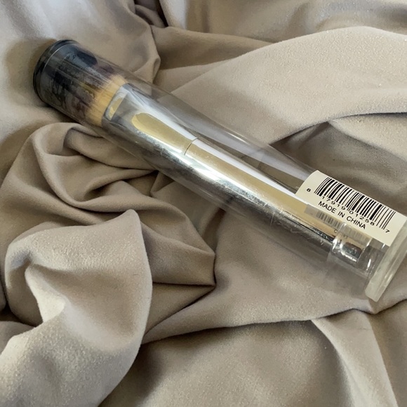 It Cosmetics Makeup Brush - Picture 4 of 7